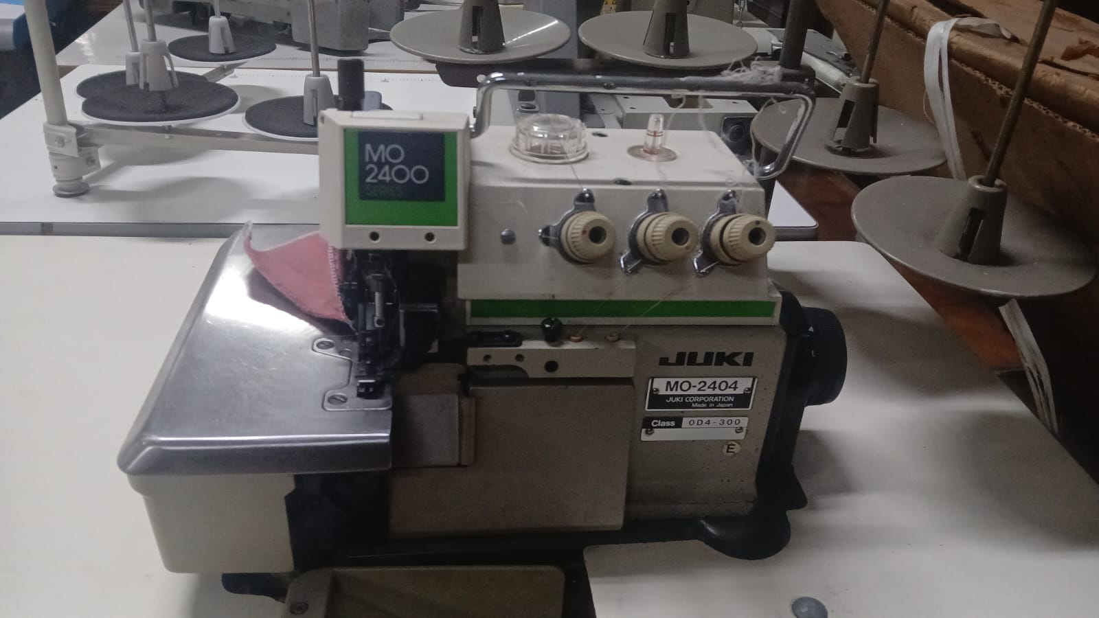 Overlock juki de 3 hilo modelo MO2400 MO-2404 Usada