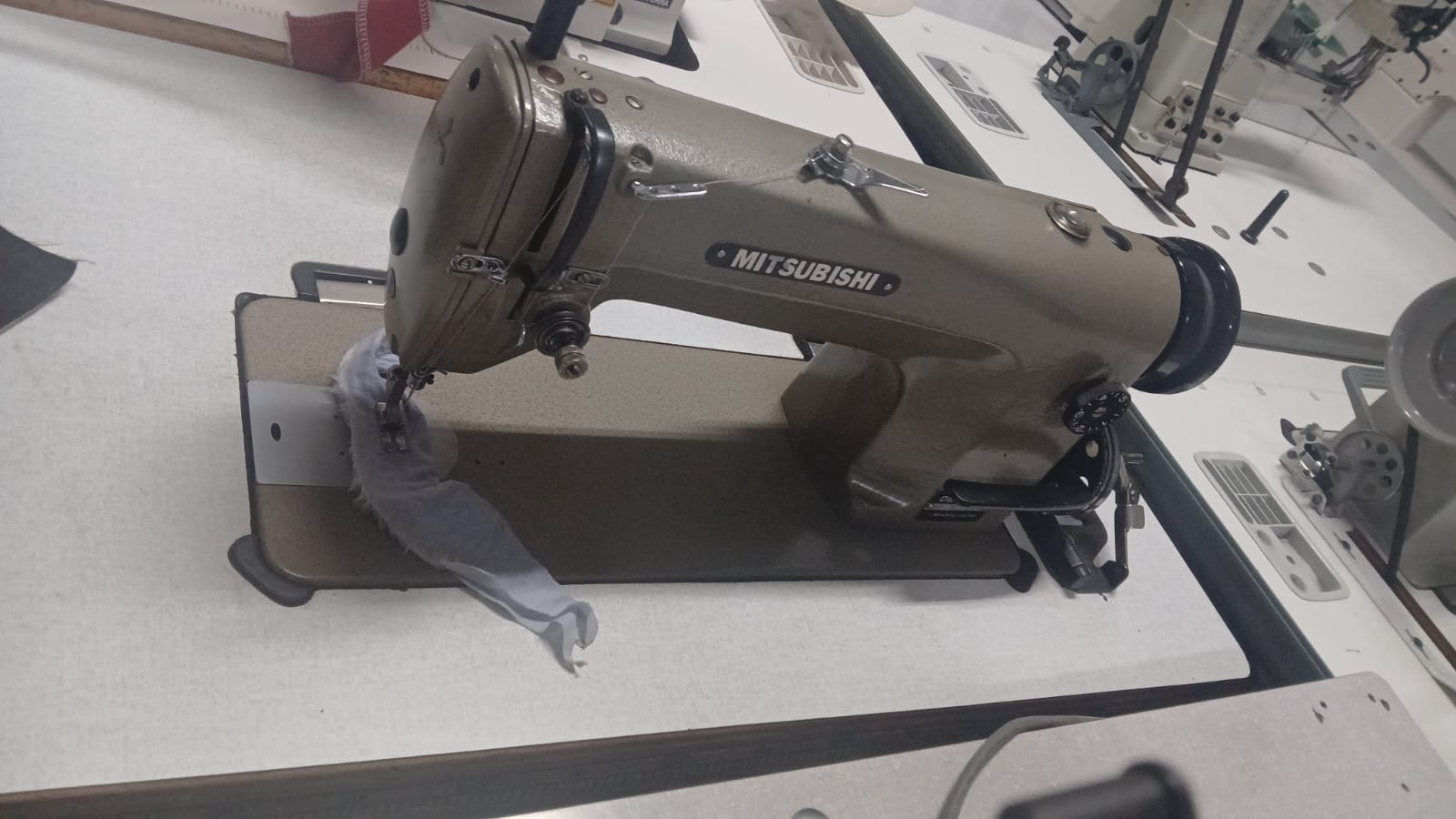 Recta industrial mitsubishi modelo DB-130GM Usada
